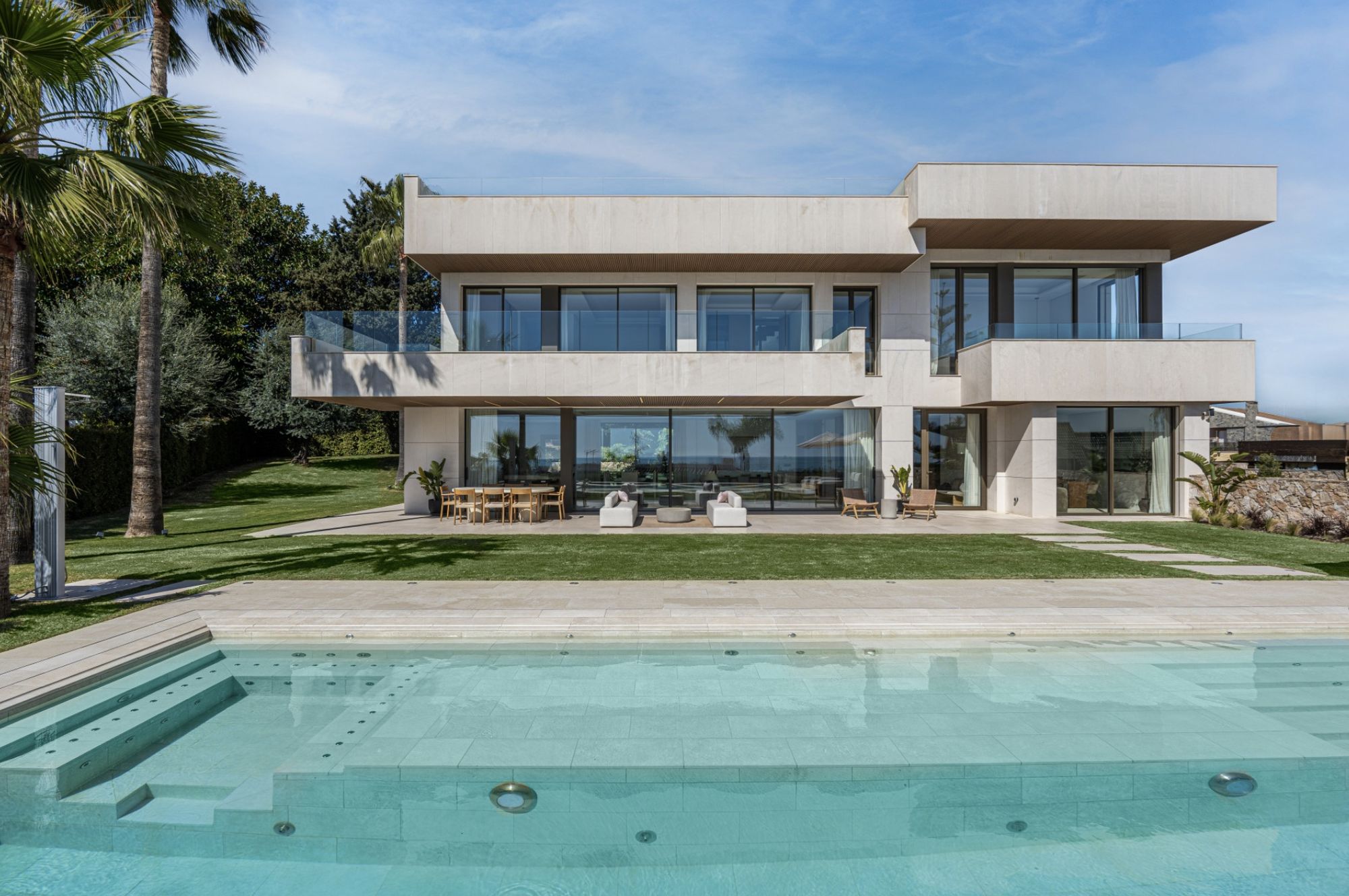 Fachada y piscina - Proyecto Villa El Olivar